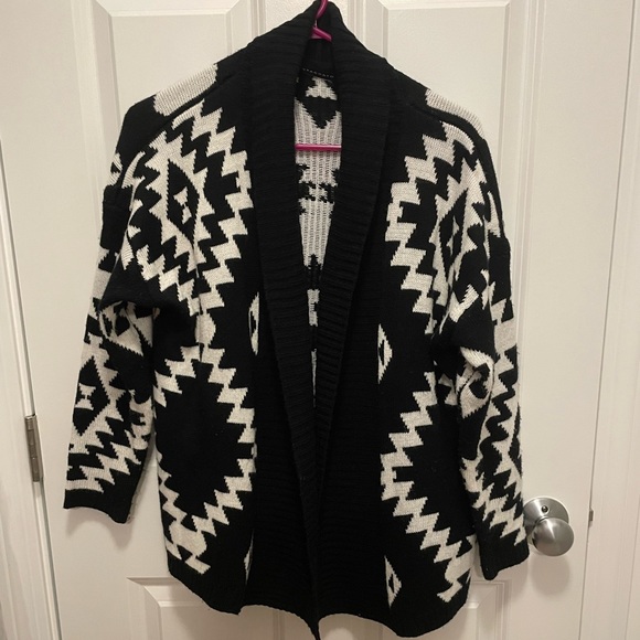 Black and white geometric sweater - Picture 1 of 4
